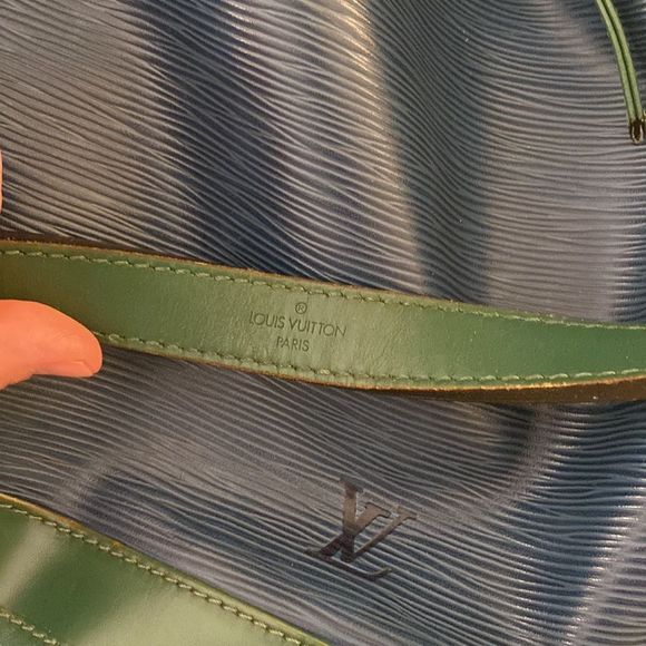 Louis Vuitton epi bicolor bag and green pouch. Good used condition. AR0995 - Picture 15 of 16